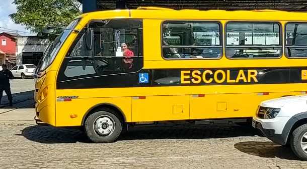 Camacã: Prefeitura apresenta novo ônibus escolar